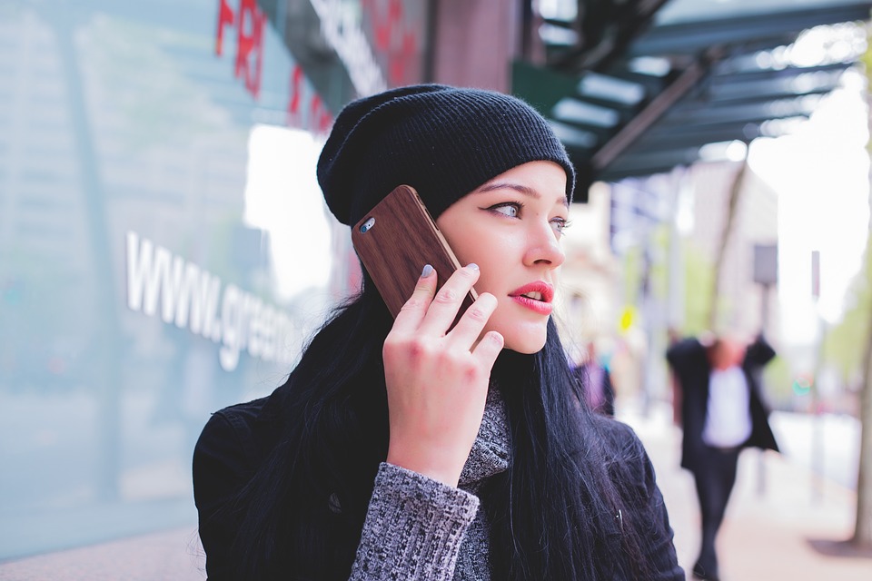 mujer hablando por celular