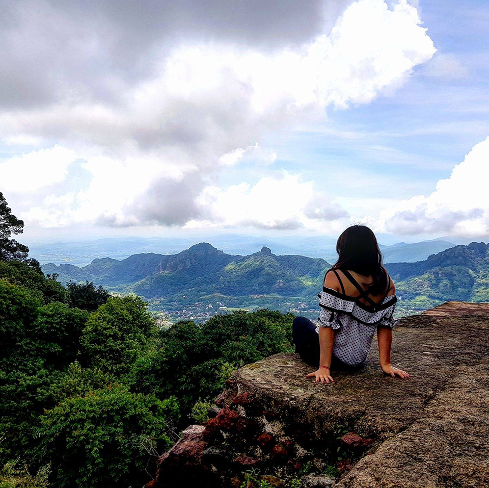 Persona meditando frente la naturaleza